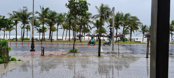 Bên kia là bãi biển tuyệt đẹp.