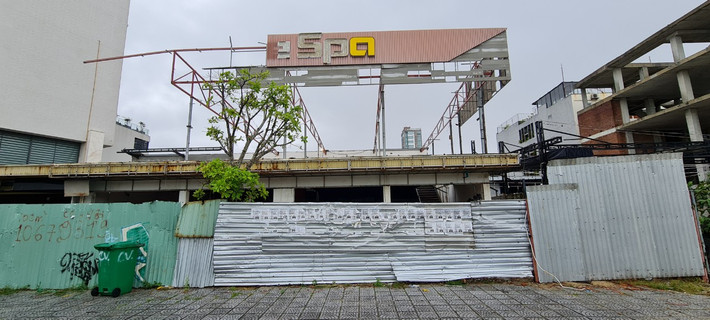 Hoặc đóng cửa bỏ hoang.