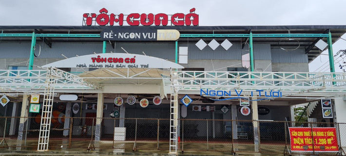 Nhiều nhà hàng treo bảng cho thuê.