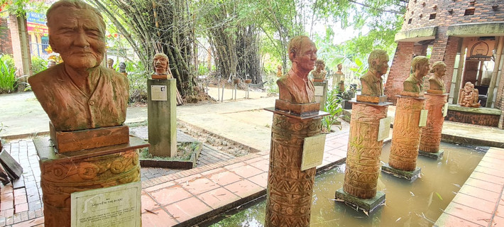 Ở đây còn có cả một khu vườn tượng của các danh nhân bằng đất nung.