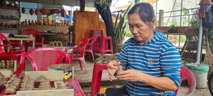 Với bàn tay tài hoa và tấm lòng nhiệt thành, những nghệ nhân tâm huyết nơi đây đang ngày đêm miệt mài thổi hồn cho đất.