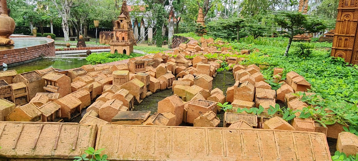 ác mô hình thu nhỏ bằng chất liệu đất nung đã tạo nên sức hấp dẫn đặc biệt của công viên độc đáo này.