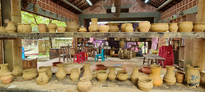 Sản phẩm gốm nơi đây được nặn bằng đất sét lấy từ ven bờ sông Thu Bồn và tạo màu bằng ngọn lửa lò.