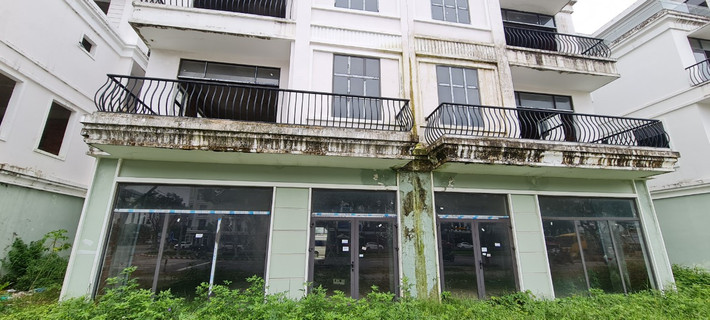 Chủ một công ty môi giới bất động sản cho biết, hiện tại nhu cầu thuê hoặc mua các shophouse rất thấp nên dù đã rao nhiều tháng hoặc nhiều năm vẫn không thể giao dịch được .