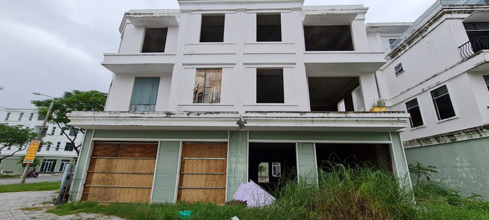 Tuy nhiên, thời gian qua, nhiều dự án shophouse tại TP. Đà Nẵng rơi vào tình cảnh ế ẩm, nhiều căn shophouse đã rao cho thuê nhiều tháng thậm chí nhiều năm liền nhưng đành bỏ trống vì không có người thuê.