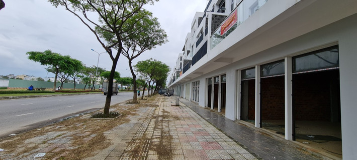 Nằm ở mặt tiền đường Hoàng Thị Loan - con đường rộng nhất nhì quận Liên Chiểu, dãy shophouse đang được rao bán hơn chục tỷ mỗi căn.