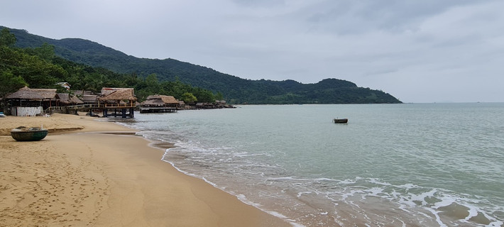 Cách trung tâm thành phố Đà Nẵng hơn 10 km, Bãi Rạng là một trong những bãi biển hoang sơ đẹp nhất của bán đảo Sơn Trà.