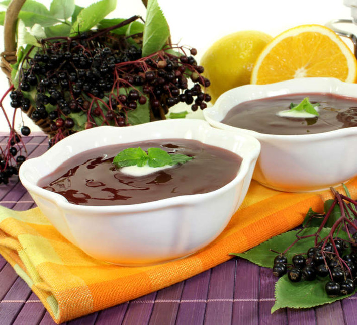 5. Flyerbeersuppe Món ăn này là 1 loại súp trái cây, được phục vụ nóng vào mùa đông. Món súp được làm từ quả cơm cháy đen, táo và lê, ăn kèm với bánh bao. Nó cũng được nêm gia vị với một ít đinh hương và quế.