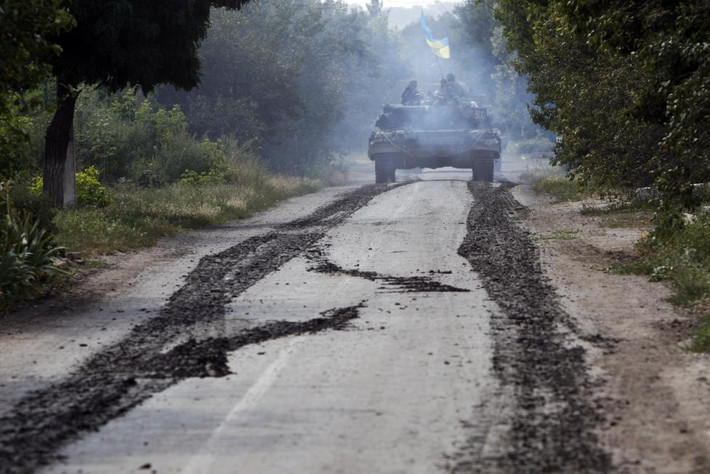 Xe tăng của quân đội Ukraine di chuyển dọc theo con đường gần làng Novoselivka Persha ngày 31/7/2014.