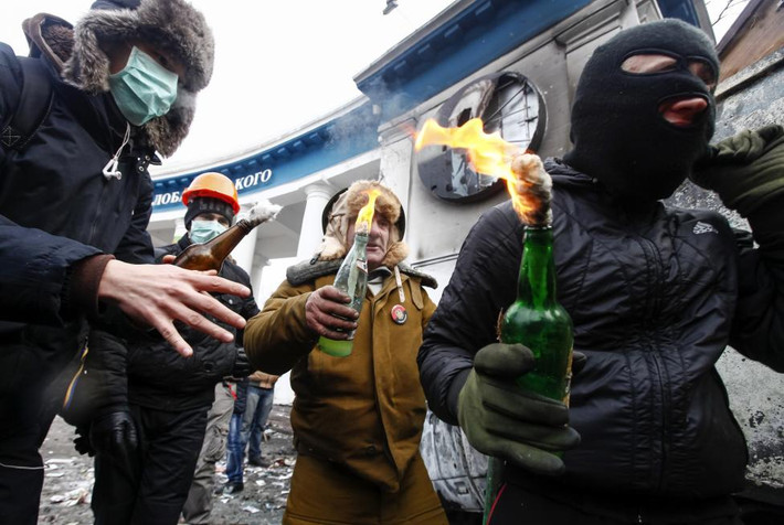 Người biểu tình thân châu Âu hăm hở cầm theo các chai bom xăng Molotov tại Quảng trường Maidan, Kiev.