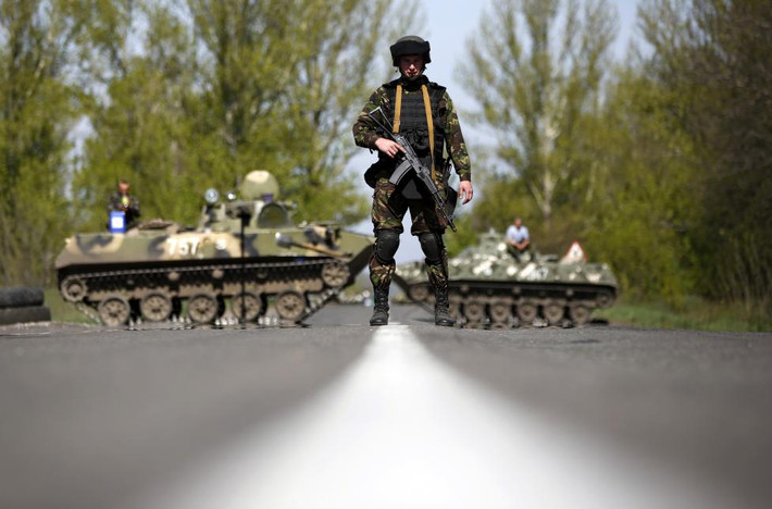 Binh sĩ Ukraine đứng ở giữa con đường tại một trạm kiểm soát gần làng Malinivka, thành phố đông nam Slavyansk.