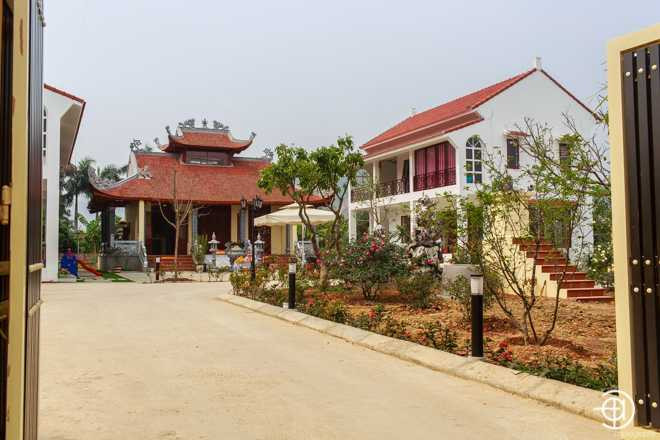 Xung quanh đền thờ Mẫu, vợ chồng ca sĩ Việt Hoàn xây dựng hai tòa nhà. Một là nơi cả gia đình anh sinh hoạt, khu còn lại dành cho khách. (Ảnh: Soha)
