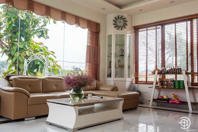 Phòng khách đơn giản nhưng đẹp mắt trong căn biệt thự của vợ chồng Việt Hoàn. (Ảnh: Soha)