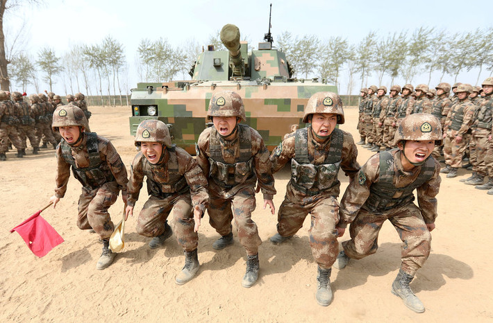 Trung Quốc đứng vị trí thứ ba trong số các quốc gia chi đậm nhất để mua vũ khí Nga. Theo đó, Trung Quốc đã chi tổng cộng 859 triệu USD để mua vũ khí Nga trong năm 2017 vừa rồi. Trước đó, vào năm 2015 phía Trung Quốc thậm chí còn bạo chi hơn khi chi 2 tỷ USD mua 24 chiếc Su-35 và thêm 3 tỷ USD nữa để mua 6 tổ hợp tên lửa S-400. Nguồn ảnh: BI.