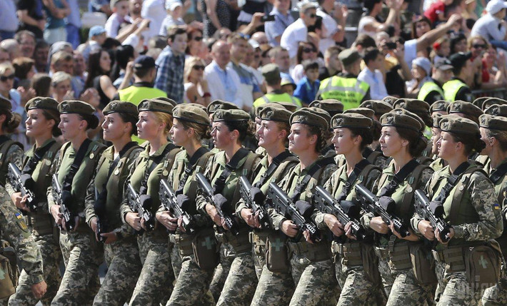 Lực lượng nữ binh lính Ukraine với khẩu súng trường tấn công Fort-221 - khẩu súng trường tấn công do Ukraine kết hợp nghiên cứu và sản xuất cùng Israel. Nguồn ảnh: Yhiah.