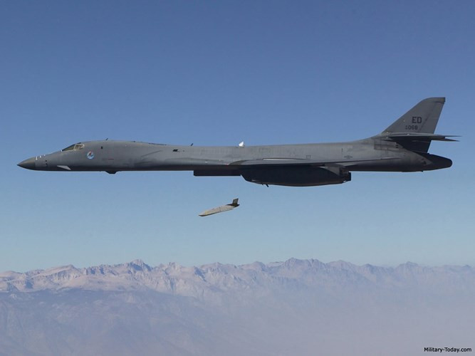 Tên lửa AGM-158 JASSM nặng 975kg, đầu đạn có trọng lượng 450kg. Ảnh: Military-Today.