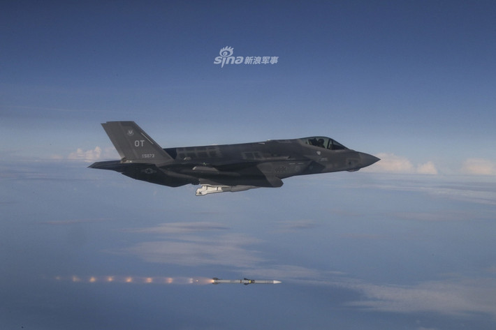 Theo những thông tin đầu tiên, chiếc F-35A gặp nạn đang trong quá trình bay huấn luyện thì gặp sự cố trên không. Một loạt sự cố xảy ra khiến phi công F-35A buộc phải hạ cánh khẩn cấp, tuy nhiên trong quá trình hạ cánh, nó đã gặp tai nạn đáng tiếc. Nguồn ảnh: Sina.