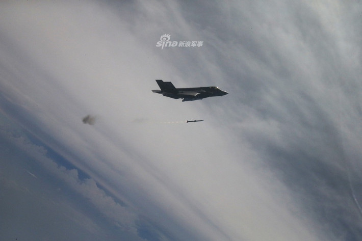 F-35A là phiên bản cất hạ cánh thông thường, được thiết kế phục vụ cho Không quân Mỹ và xuất khẩu cho các lực lượng không quân khác trên thế giới. Đây là phiên bản nhỏ nhất, nhẹ nhất của dòng chiến đấu cơ F-35. Nguồn ảnh: Sina.