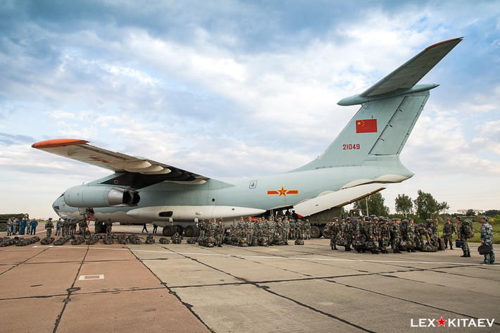 Máy bay vận tải quân sự IL-76 của Không quân Trung Quốc vận chuyển binh sĩ đến Nga tham gia "Sứ mệnh hòa bình 2018". Nguồn ảnh: Lex Kitaev.