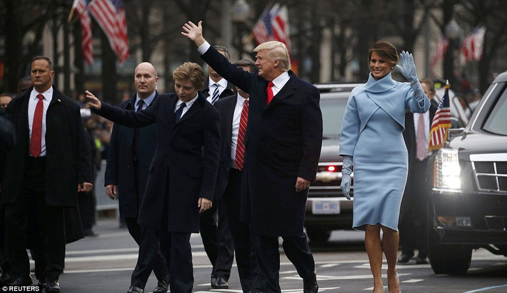 Vợ chồng tân Tổng thống Mỹ Donald Trump tham gia lễ diễu hành nhậm chức. Ảnh Daily Mail