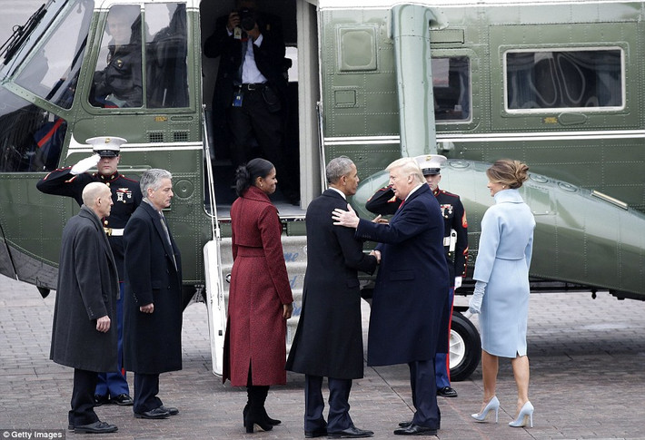 Sau đó, vợ chồng Tổng thống Mỹ Donald Trump chào tạm biệt cựu Tổng thống Barack Obama ở chiếc Marine One. Ảnh Daily Mail