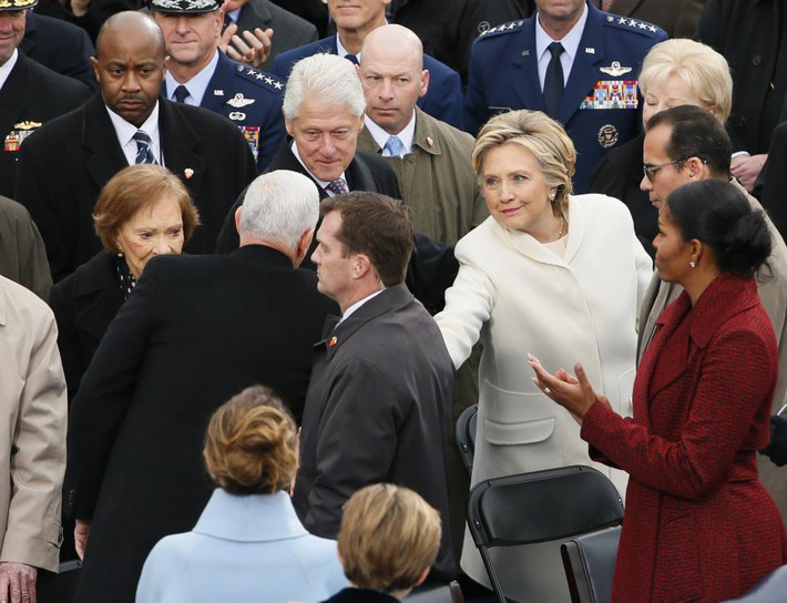 Một số vị khách tới dự buổi lễ. Ảnh: Phó Tổng thống Mike Pence bắt tay bà Hillary Clinton. Ảnh Reuters