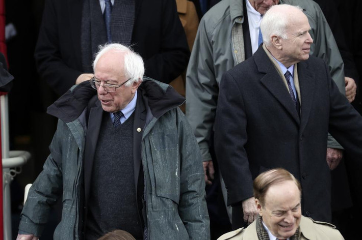 Thượng nghị sỹ Bernie Sanders và John McCain...Ảnh Reuters