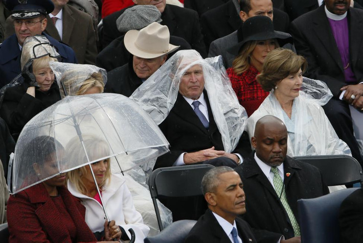 Vợ chồng cựu Tổng thống George W. Bush (Bush con) và vợ chồng Tổng thống sắp mãn nhiệm Barack Obama theo dõi buổi tuyên thệ nhậm chức. Ảnh Reuters