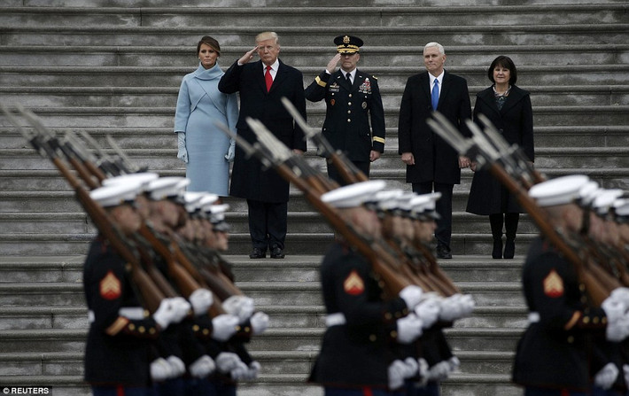 Tổng thống Donald Trump và Phó Tổng thống Mike Pence duyệt binh trong buổi lễ tuyên thệ. Ảnh Daily Mail