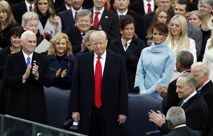 Mọi người vỗ tay sau màn đọc diễn văn nhậm chức của ông Donald Trump. Ảnh Reuters