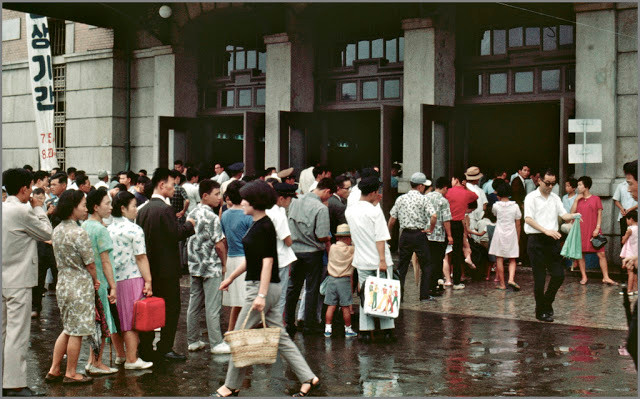 Mọi người trật tự xếp hàng bên ngoài một địa điểm. Ảnh VT