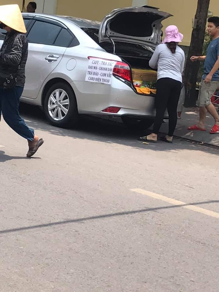 Người phụ nữ đậu xe ven đường ở dưới bóng cây, sau đó, cô mở nắp xe phía sau và bắt đầu buôn bán. Ở phía ngoài xe, người phụ nữ dán bảng hiệu đơn giản để thông báo với khách hàng về thực đơn.
