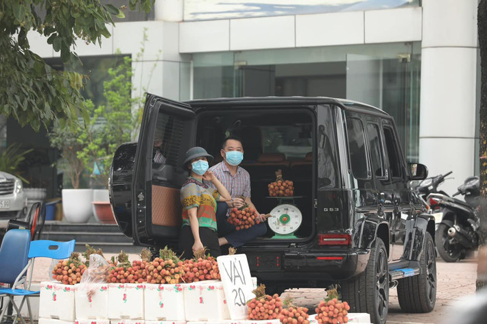 Hình ảnh bán hàng rong trên "siêu xe" này đã nhanh chóng lọt vào tầm ngắm của người qua đường. Rất nhiều ý kiến tỏ ra thích thú trước hình ảnh bán vải thiều vô cùng “xịn xò” này.