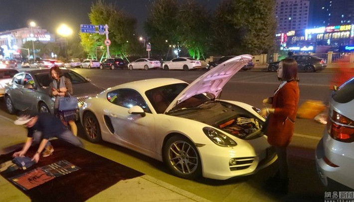 Hình ảnh về một chàng trai chạy chiếc Porsche Cayman màu trắng đang bán khăn dạo trên vỉa hè. Theo chia sẻ của vị thiếu gia, chiếc xe do bố mẹ anh mua tặng nhưng vì không muốn phải ngửa tay xin tiền đổ xăng nên chàng trai quyết định đem khăn bán ở vỉa hè.