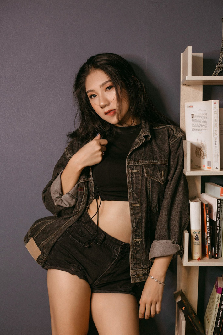 Đôi chân dài và thân hình thon gọn khiến Hương Lan trở nên nổi bật.