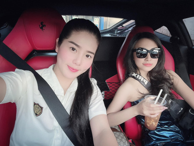 Được biết, nữ rich kid này vợ của tay buôn bán siêu xe khét tiếng - Phan Công Khanh. Thông tin về Kim Loan khá ít ỏi, chỉ biết cô cũng là một người mê xe và thường chụp ảnh tạo dáng bên những con xe "hàng khủng".