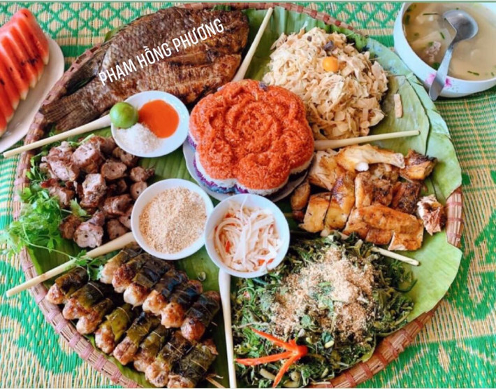 Ngoài hoa quả, bánh trái nhiều gia đình cũng chuẩn bị những món ăn ngon như là dịp để mọi người trong gia đình tụ họp. Ảnh: Phạm Hồng Phương
