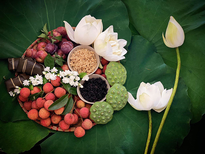 Không ít người còn sử dụng hoa sen để trang trí bên cạnh mâm cỗ trông còn đẹp mắt hơn. Ảnh: Tommy Hoang Minh