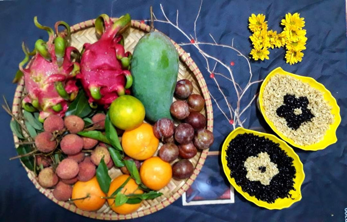 Vào những ngày này, hội chị em đảm đang được dịp chuẩn bị mâm cỗ cúng Tết Đoan Ngọ với nhiều màu sắc và chia sẻ lên MXH. Ảnh: Phùng Hà