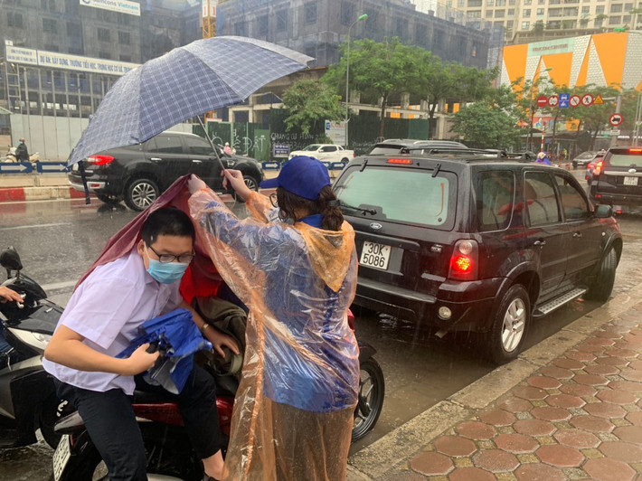 Tình nguyện viên giúp thí sinh vào điểm thi.