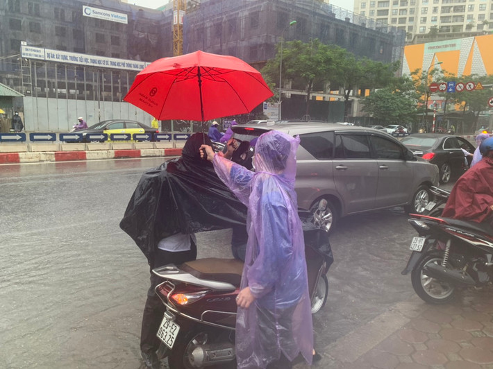 Tại một số điểm thi THPT Thạch Bàn, THPT Phạm Hồng Thái, THCS Thăng Long, THPT chuyên Hà Nội - Amsterdam..., mưa to, gió lớn cộng với việc thí sinh phải xuống xe cách trường 50m khiến nhiều thí sinh bị ướt.