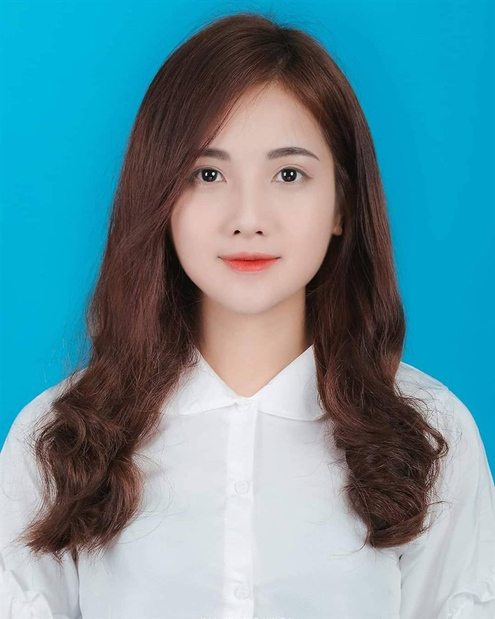 Khương Thị Thanh Hằng, hay Hằng Bee, sinh năm 2002, đến từ Hà Nam từng được biết đến với những hình ảnh xinh đẹp trong bộ đồng phục và được dân mạng mệnh danh là “ thiên thần đồng phục”, hay "hot girl ảnh thẻ".