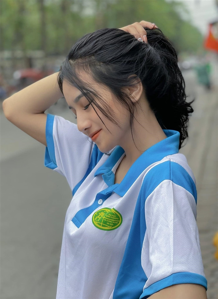 Những hình ảnh xinh đẹp trong bộ quần áo đồng phục trường của hot girl này từng được truyền thông xứ Trung đăng tải, họ nhận xét Hằng có đường nét giống diễn viên Angelababy.