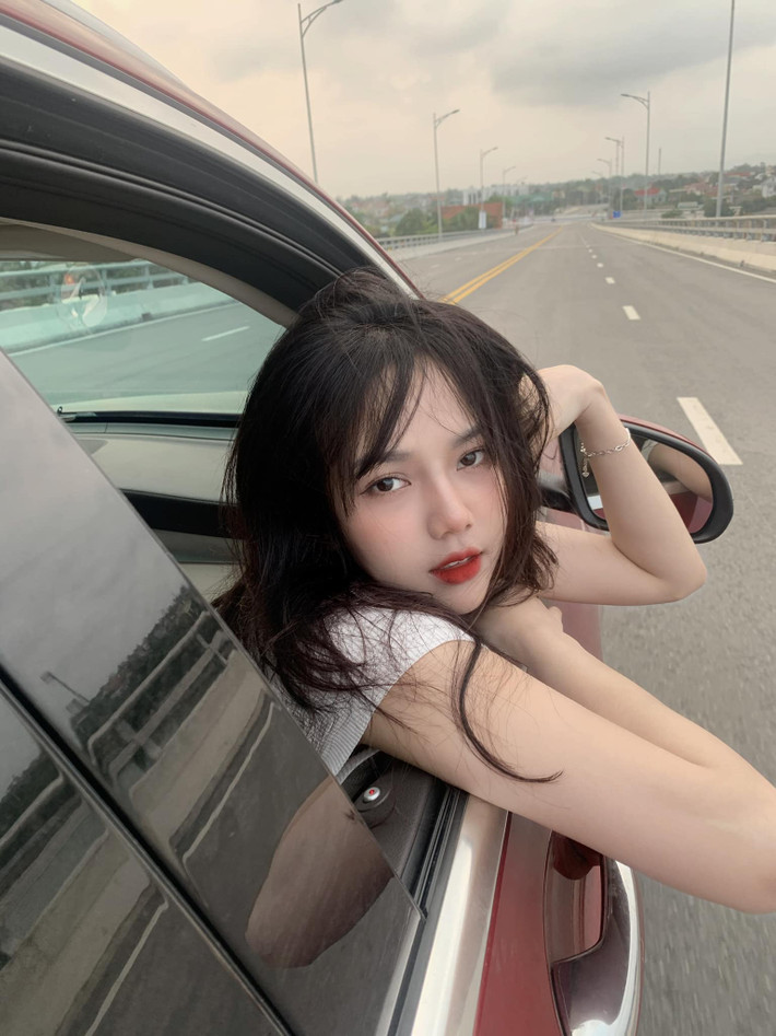 Cô nàng làm thêm công việc người mẫu ảnh và mở một cửa hàng online cùng em gái. Công việc mẫu ảnh đem đến cho Trang nhiều trải nghiệm thú vị và đặc biệt, giúp cô có thêm một khoản thu nhập. Ảnh: FBNV
