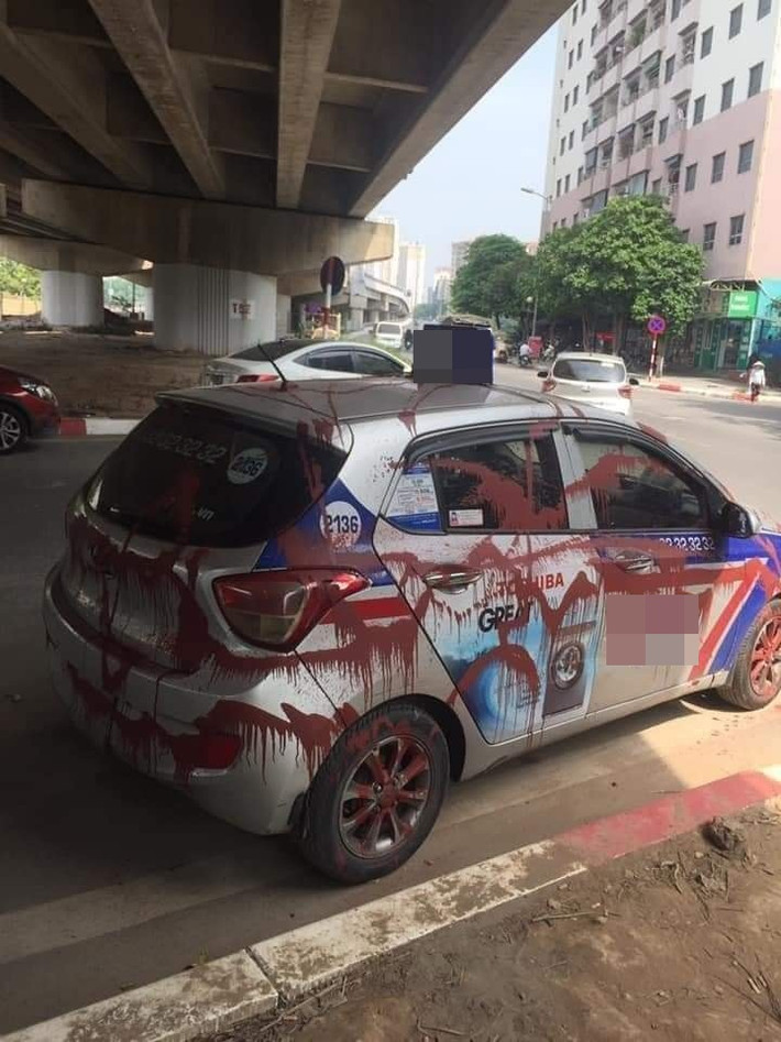 Hiện tại, chưa biết nguyên nhân nào dẫn đến hành động xịt sơn lên xe taxi, tuy nhiên xuất hiện nhiều ý kiến trái chiều xung quanh sự việc này. Ảnh: Quang Đạo