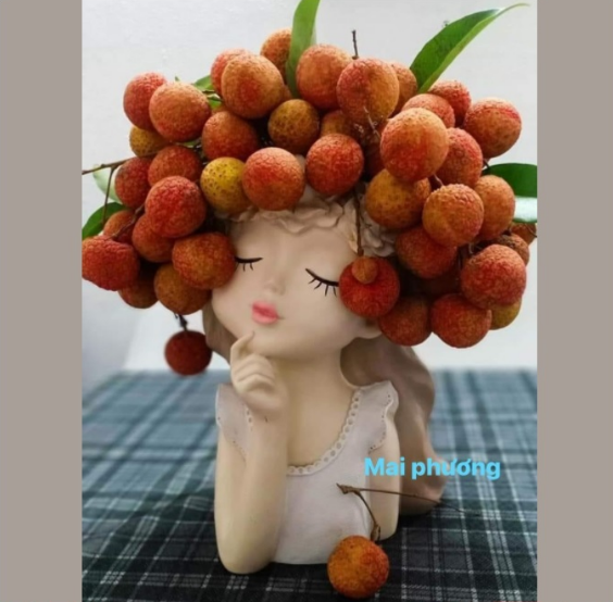 Có những chị em còn khéo léo hơn khi sử dụng những chùm vải để tạo hình trên các bình hoa. Ảnh: Mai Phương
