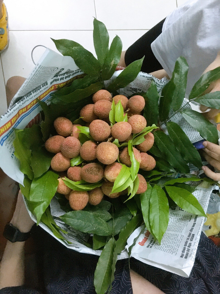 Những quả vải đỏ hồng đều tăm tắp khi xếp thành chùm trông cũng cực kỳ bắt mắt, vừa giải quyết được khâu thẩm mỹ lại có thể ăn được ngay. Ảnh: Maii Hoa