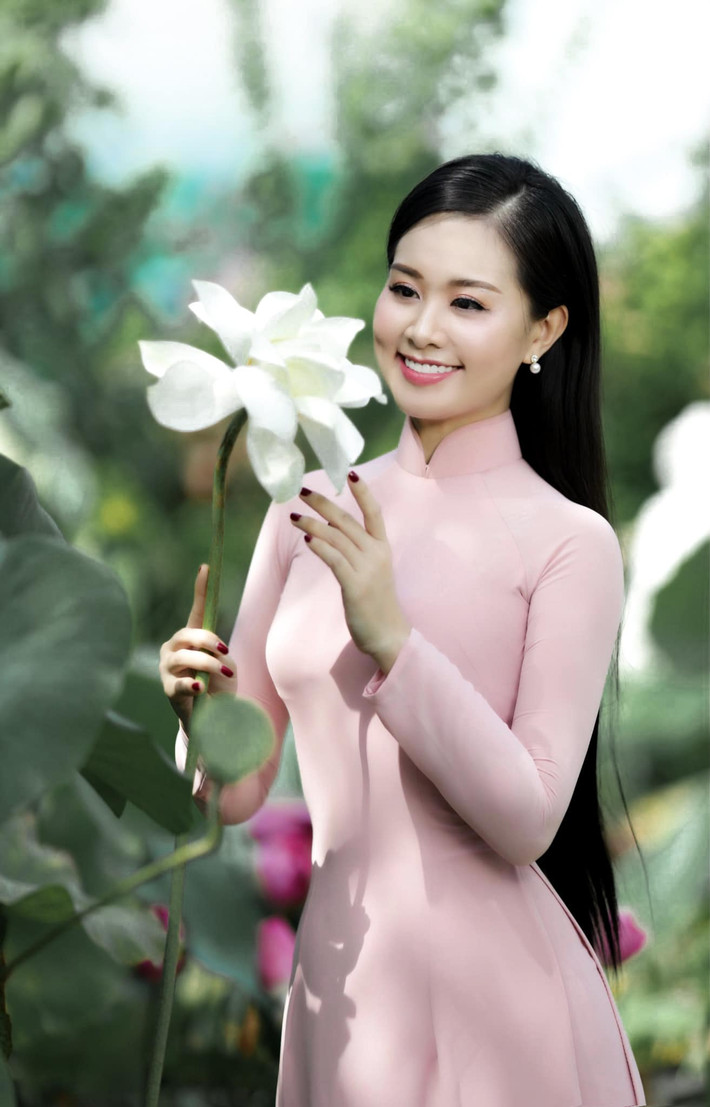 Sau khi nổi tiếng với danh xưng "cô giáo hot girl", cuộc sống của Hà Phương cũng có một số thay đổi nhất định. Được biết, cô nàng đang là giảng viên ngành Báo chí - Truyền thông Trường Đại học Vinh.