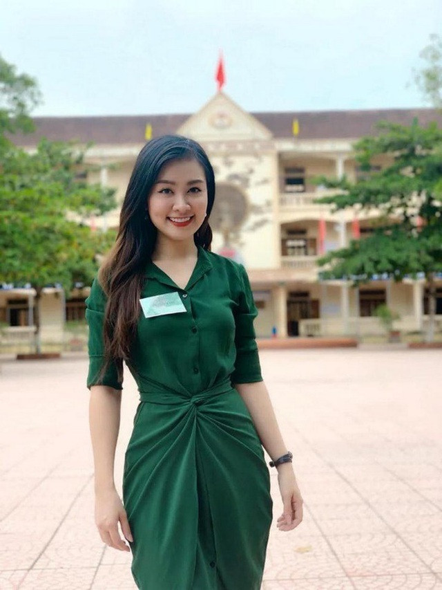 Lê Hà Phương là nữ giám thị xinh đẹp từng gây sốt khi làm nhiệm vụ tại điểm thi trường THPT Thanh Chương 3, Nghệ An trong kỳ thi THPT quốc gia 2019.
