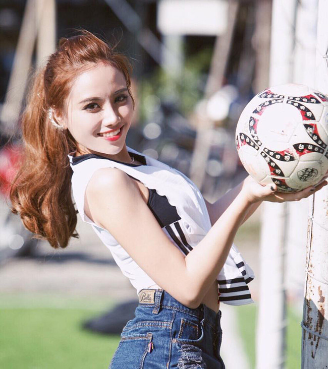 Vũ Giáng Ly được mệnh danh là " hot girl phòng gym" bởi chuyện tình yêu đẹp như mơ trong phòng gym của mình từng gây sốt trên MXH.
